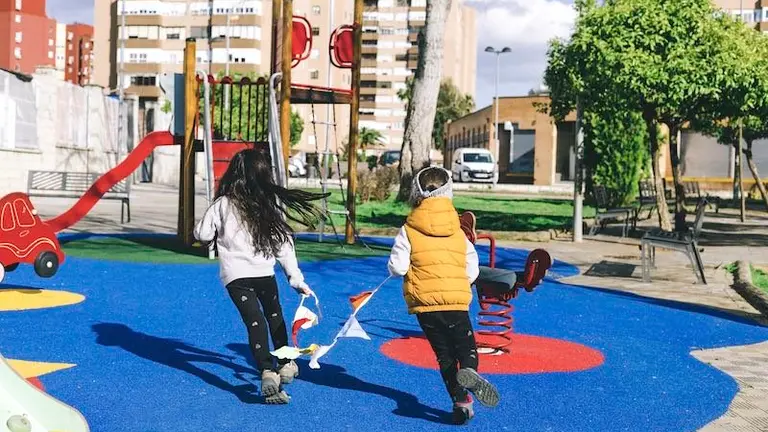 Ni&ntilde;os jugando en un parque
