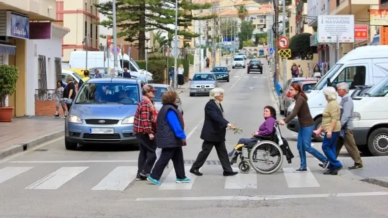 Vecinos cruzando por un paso de peatones.