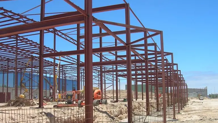Construcci&oacute;n de naves industriales.