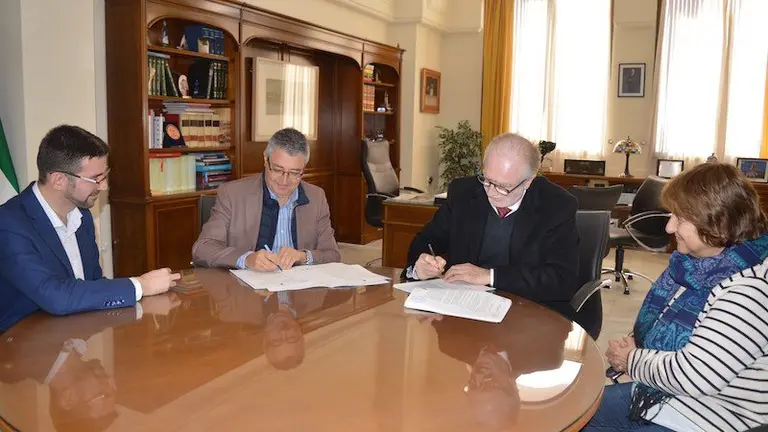 Firma del contrato del auditorio.