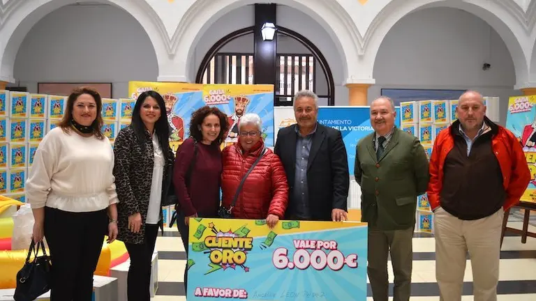 Premiada junto a concejales y asociaci&oacute;n de comerciantes