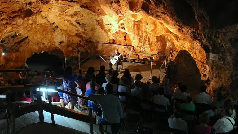 Actuaci&oacute;n en la Cueva del Tesoro