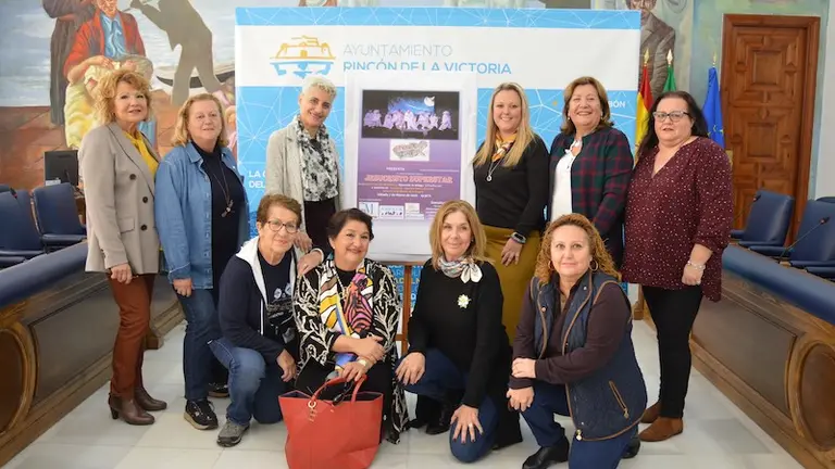 Miembros de la compa&ntilde;&iacute;a de teatro y de AECC, junto a la concejala.