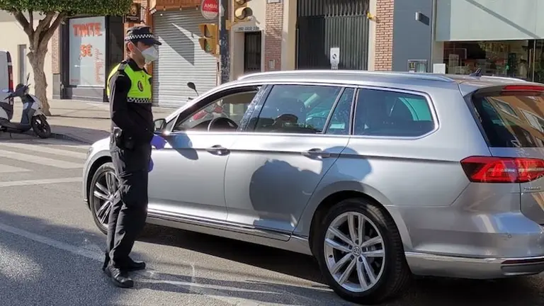 Un agente informa a conductor