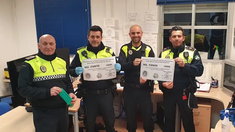 Donación de la polícia local de V&eacute;lez Malaga