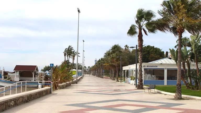 Paseo mar&iacute;timo de Torre del Mar durante el estado de alarma_0755 800