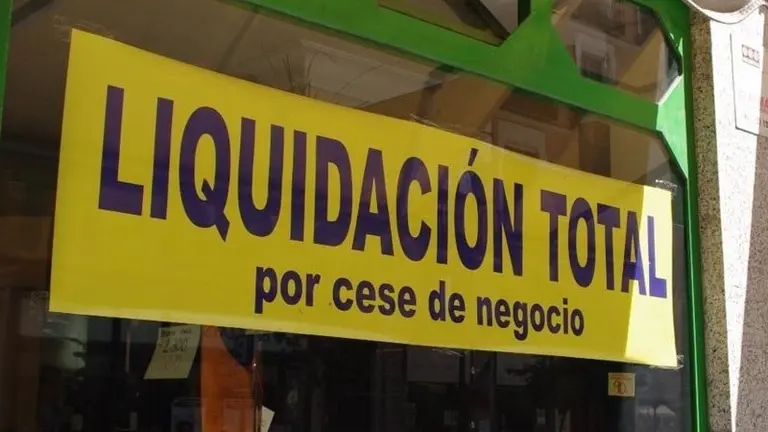 Cartel de liquidaci&oacute;n por cese de negocio