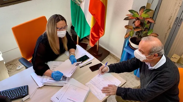 Elena Aguilar (Cs) y técnico municipal