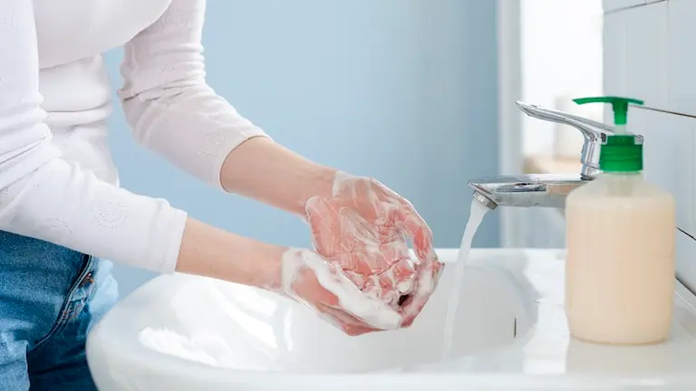 Lavarse las manos frecuentemente con agua y jab&oacute;n