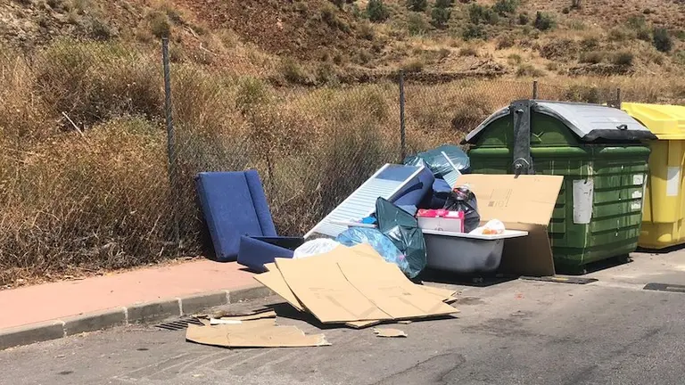 Basura y enseres dejados en la v&iacute;a p&uacute;blica