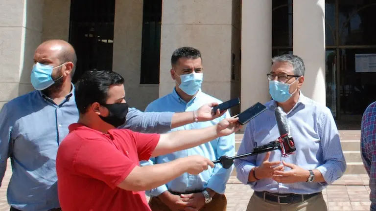Primero a la izquierda, Ballesteros durante un acto convocado por el PP de M&aacute;laga en el Ayuntamiento rinconero hace unas semanas - foto Arrinconados.