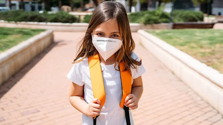 Ni&ntilde;a con mascarilla