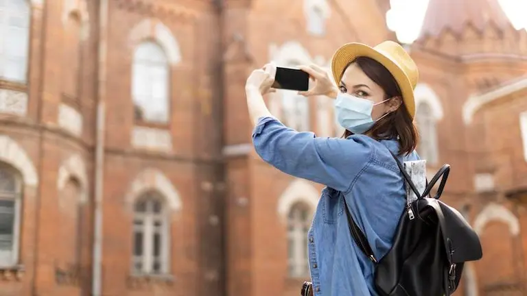 Turista con mascarilla
