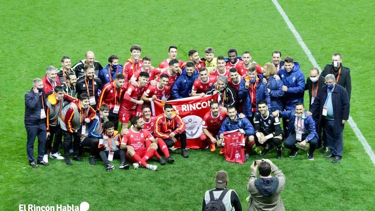 El Club CD Rinc&oacute;n celebra su paso por la competici&oacute;n.