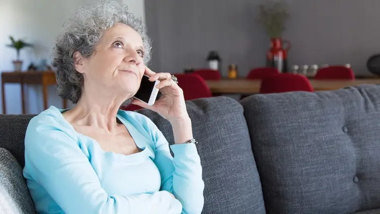 Mujer al tel&eacute;fono.