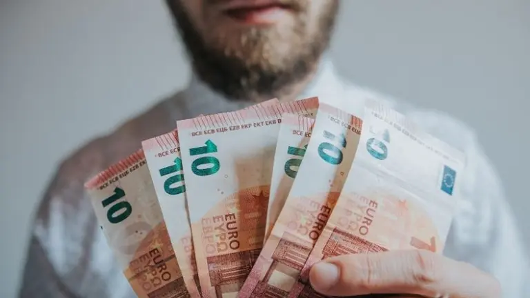 Usando dinero