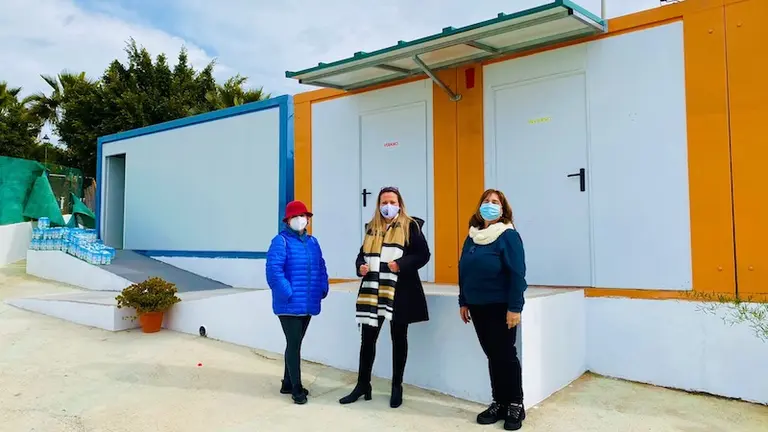 Concejala junto a miembros Rinc&oacute;n Contigo en instalaciones