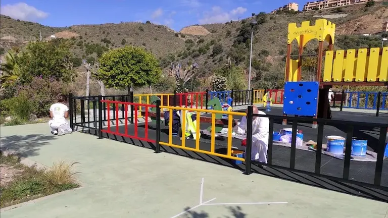Trabajos de pintura en parque infantil
