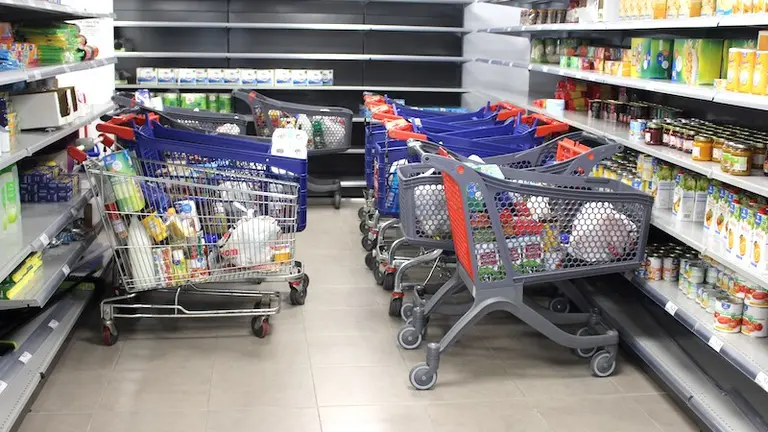 Interior del Economato Social de La Cala