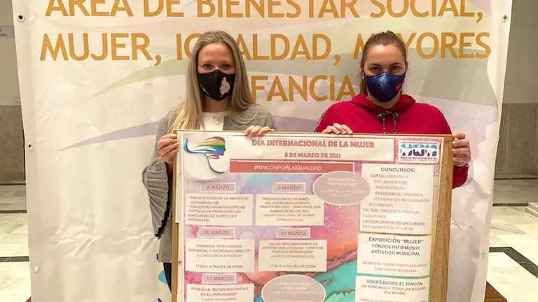 Concejalas junto a cartel de programaci&oacute;n