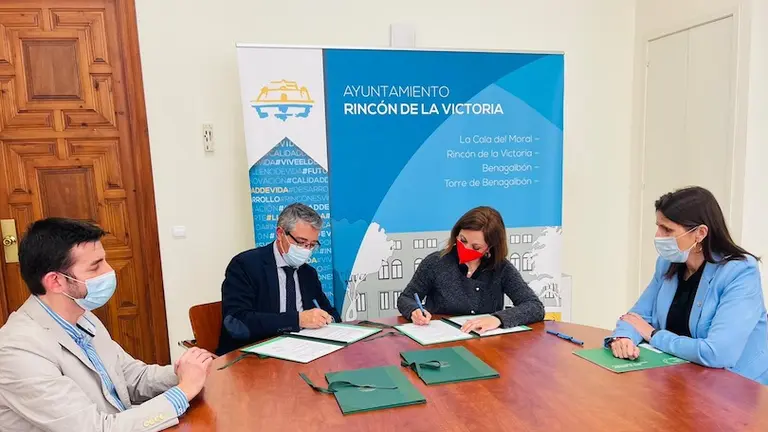 Firma el convenio de cesi&oacute;n entre Junta de Andaluc&iacute;a y Ayuntamiento
