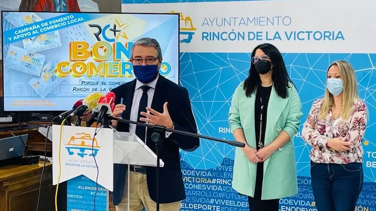 Alcalde y concejalas de Comercio y Bienestar Social.