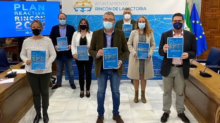 Alcalde junto a portavoces de la Corporaci&oacute;n.