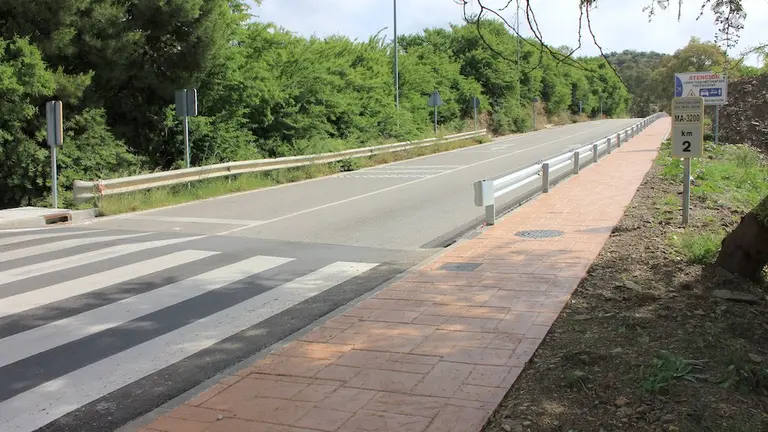 Nuevo acerado en la Ctra. de Benagalb&oacute;n