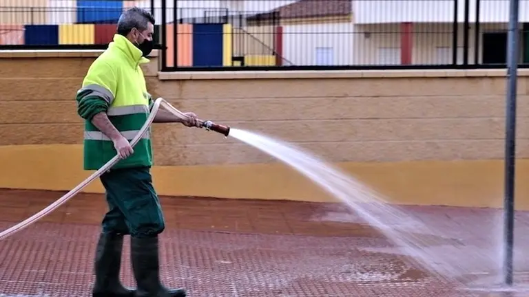 Empleado de EMMSA limpiando