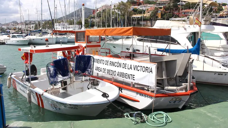 Barcos limpieza de aguas litoral solidos y quitanatas