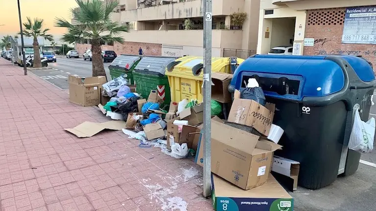 Acumulación de basura en ctra Macharaviaya