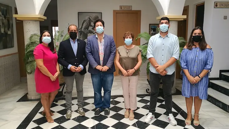 Juan Cassá con Abdeslam Lucena y miembros de Por Mi Pueblo
