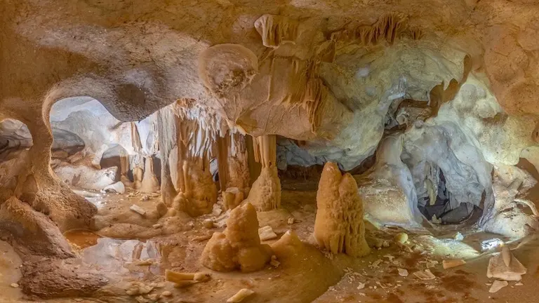 Foto Cueva Maravilla Blanca Agentes Medio Ambiente de Andalucía