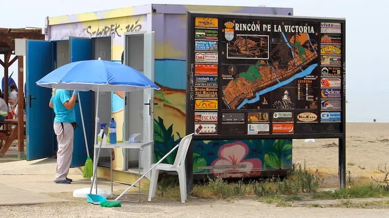 Aseos playa Rincón de la Victoria. Foto archivo 2020.