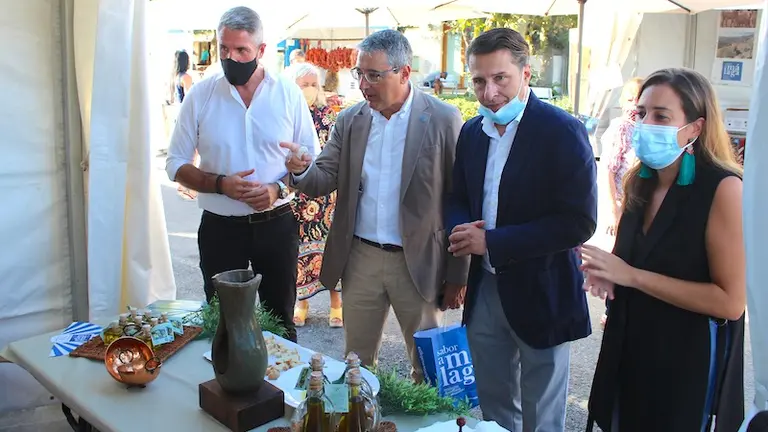Maldonado Salado Medina y Ruiz Galvez en una de las carpas del mercado en El Morche