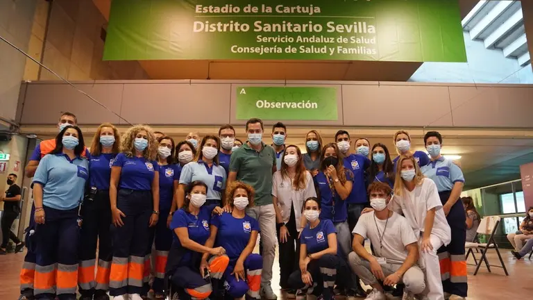 El presidente Juanma Moreno con profesionales sanitarios