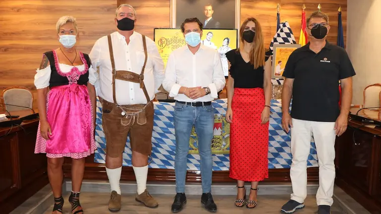Oscar Medina, Sandra Extremera y colectivo Oktoberfest