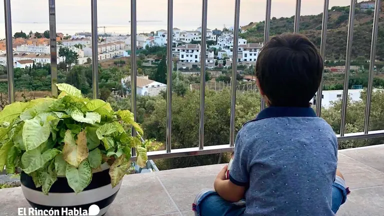 Niño con TEA de cara al mundo