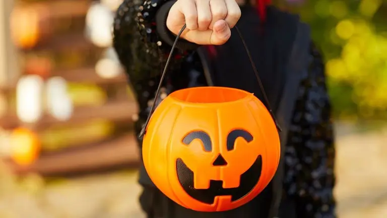 halloween-trick-or-treater