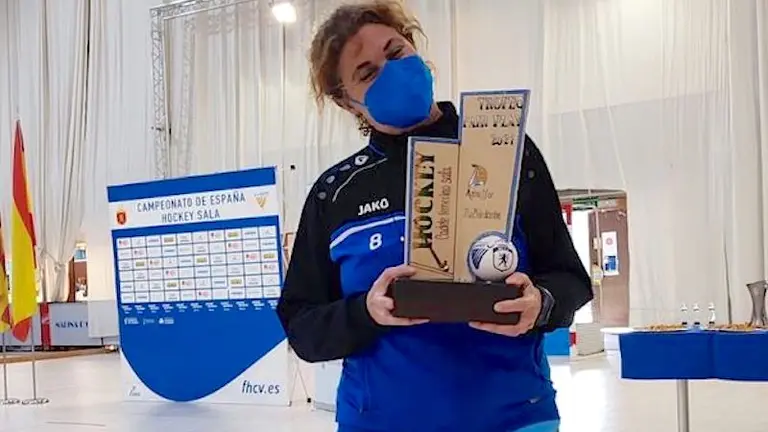 Mari Carmen Barea con el Trofeo Fair Play al equipo cadete de La Candelaria en el Campeonato de España