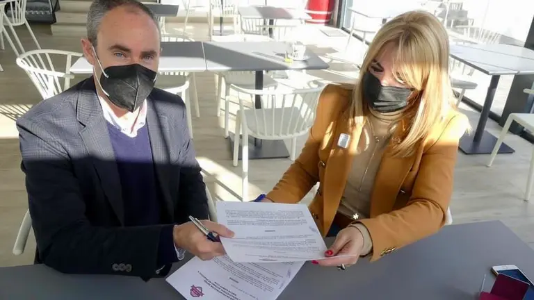 Platero y Calder&oacute;n, durante la firma del acuerdo.