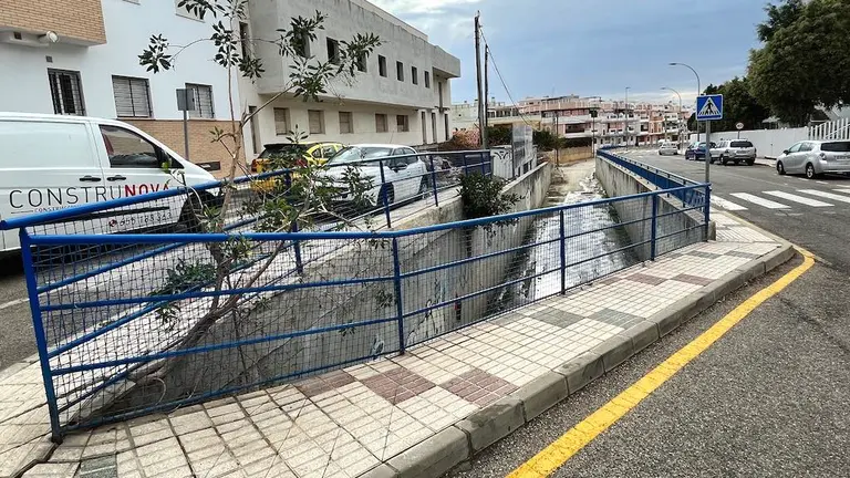Calle Naufragio con Bda. Los Fern&aacute;ndez y arroyo Cuevas