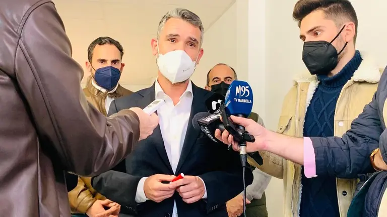 Jos&eacute; Bernal atiende a los medios