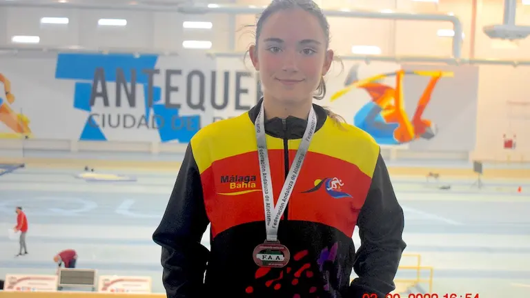 Paula Le&oacute;n posa con su nueva medalla