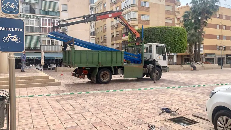 Operarios municipales trabajan en montaje para el evento.