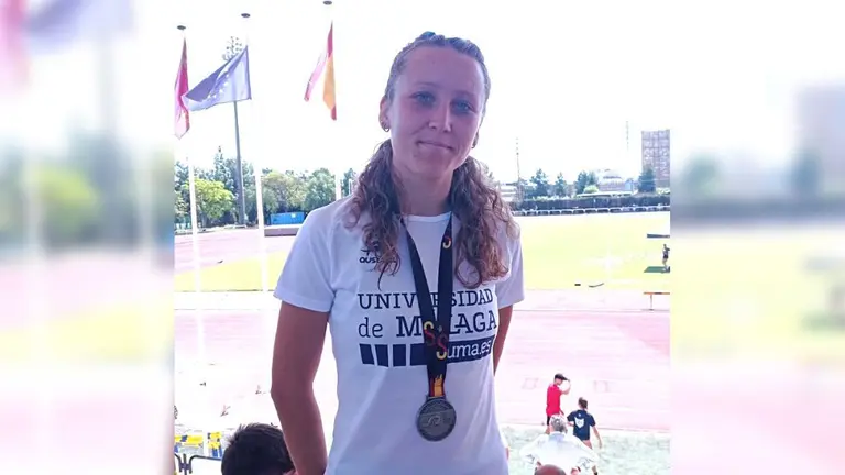 Paula con la medalla