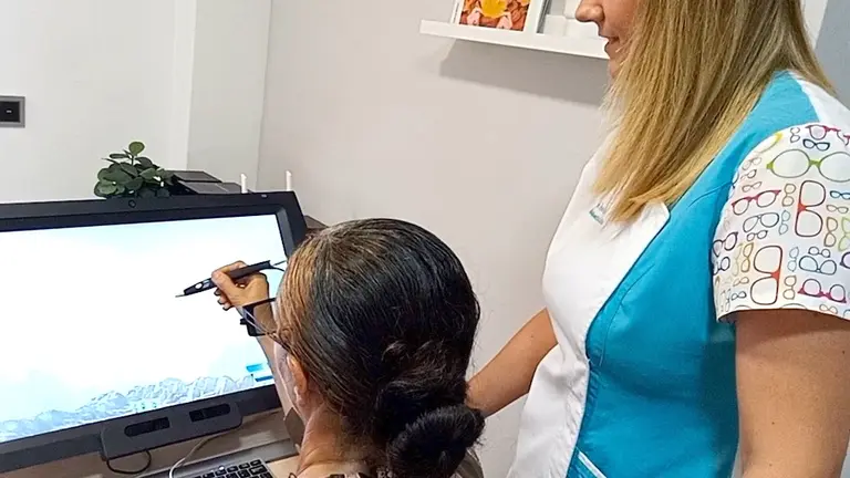 Bel&eacute;n Perea con una usuaria