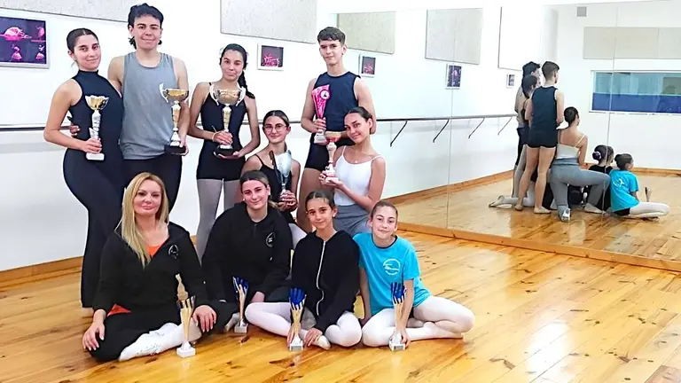 Mar&iacute;a S&aacute;nchez y alumnos de Izansdance.