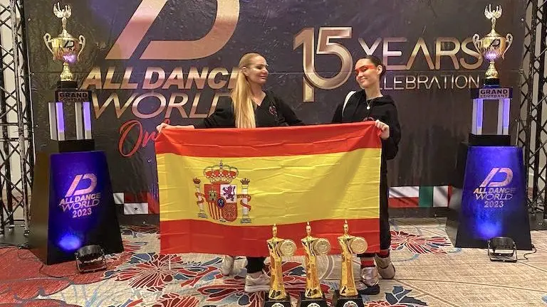 Mar&iacute;a y Mar&iacute;a del Mar posan con trofeos