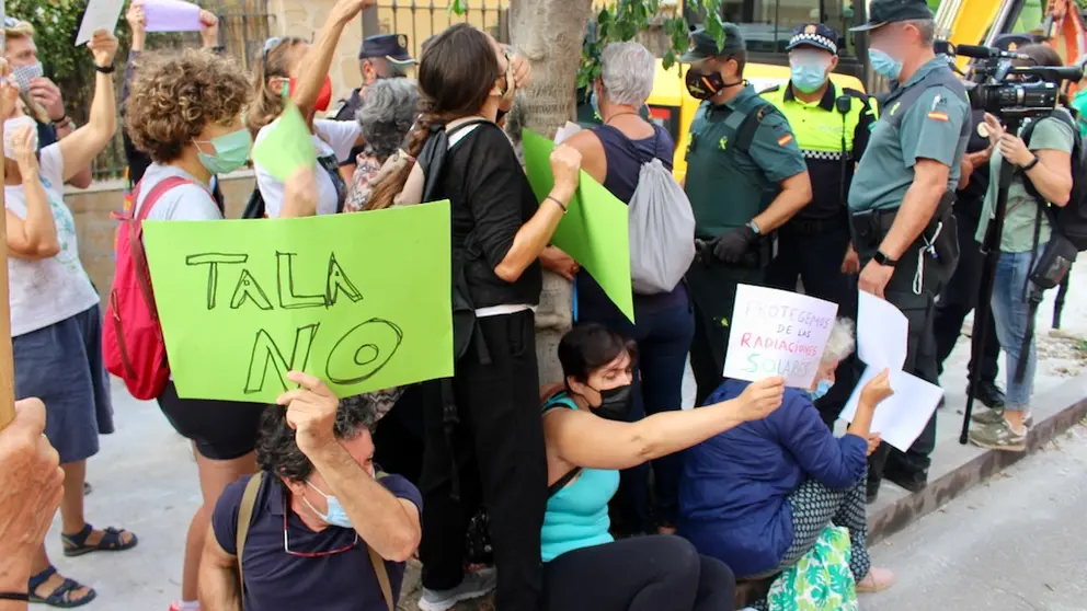 Policía y Guardia Civil hablan con los manifestantes ante la presencia de los medios de comunicación_9453